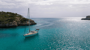 Cómo viajar barato por España en verano: guía de ahorro