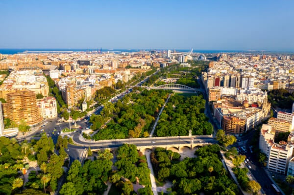 Luftbild-Panoramaansicht der Turia-Gärten und der Skyline von Valencia