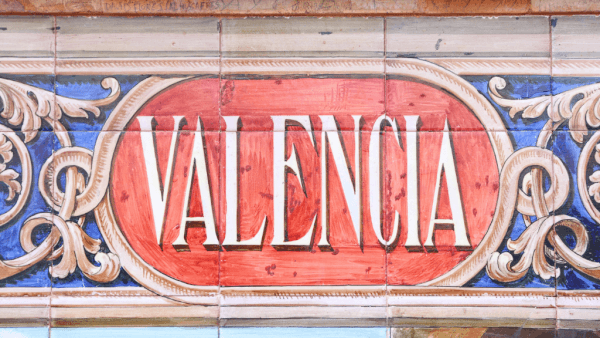 Traditionelles Keramikfliesenschild mit der Aufschrift Valencia